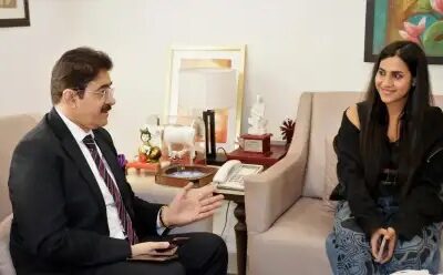 Nikita-Gandhi-with-Sandeep-Marwah-at-Marwah-Studios