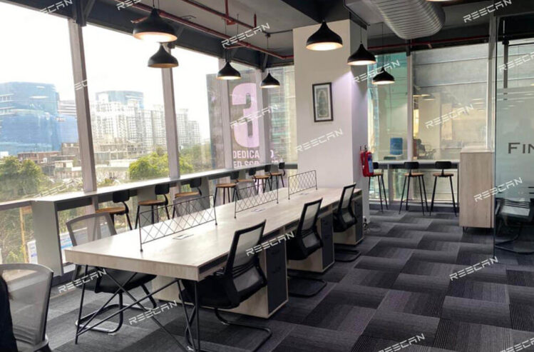 How does Reecan Interior ensure timely delivery of office interior projects in Delhi?